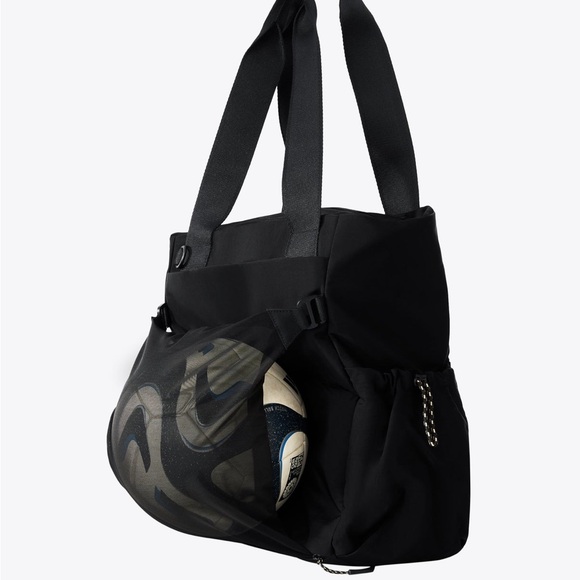 Beis The Sport Tote in Black - Picture 5 of 7